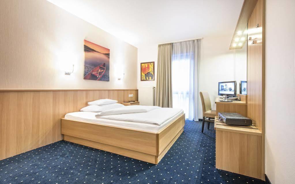 Hotel Am Wald Monheim am Rhein Exterior photo